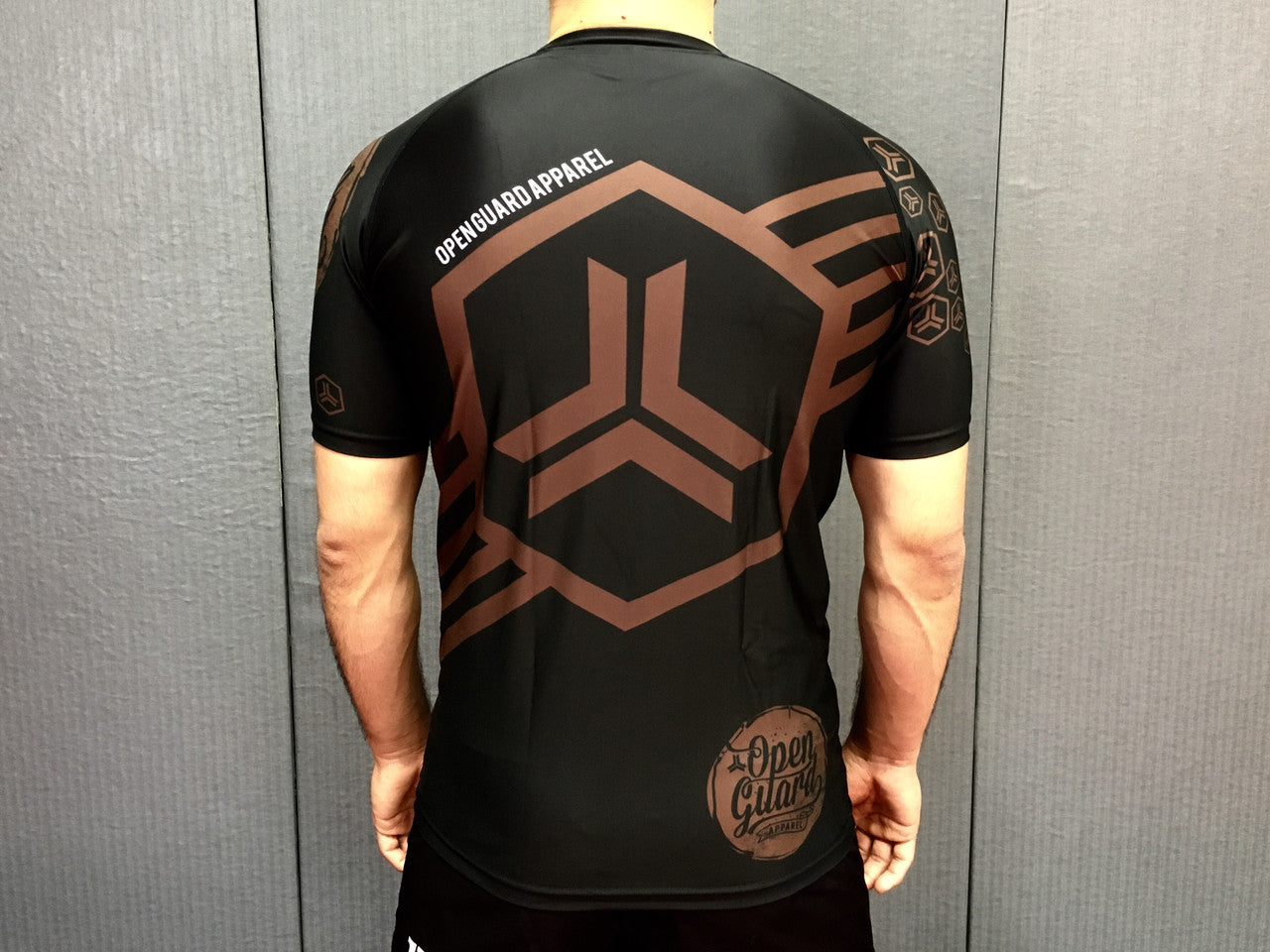 Back view of the Open Guard Apparel Hex Flow Ranked Short Sleeve Rashguard available at www.openguardapparel.com Brown Belt design
Enjoy Quick shipping anywhere from Open Guard Apparel today!