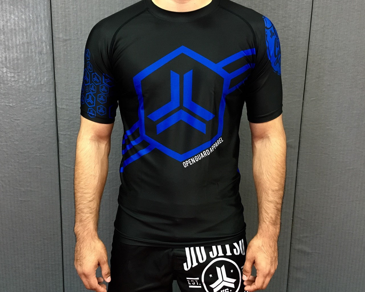 Open Guard Apparel Hex Flow Ranked Short Sleeve Rashguard available at www.openguardapparel.com Blue Belt design
Enjoy Quick shipping anywhere from Open Guard Apparel today!