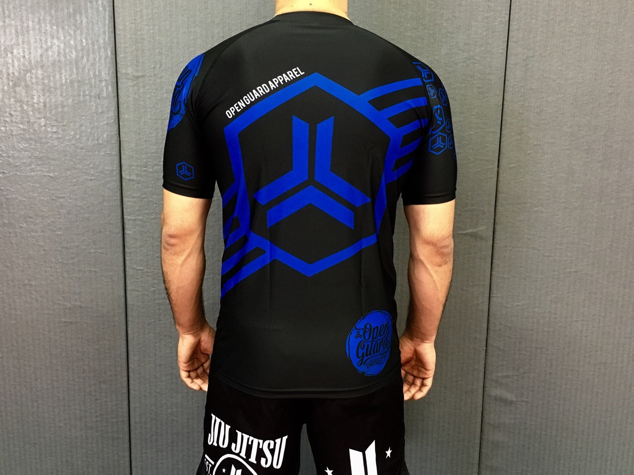 Back View of the Open Guard Apparel Hex Flow Ranked Short Sleeve Rashguard available at www.openguardapparel.com Blue Belt Design
Enjoy Quick shipping anywhere from Open Guard Apparel today!